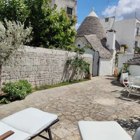 Trullo alleyway, central with private garden
