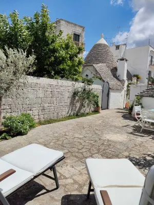 Trullo alleyway, central with private garden - 2-Star