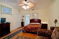 Small Studio Condo -Private Balcony -Free Parking