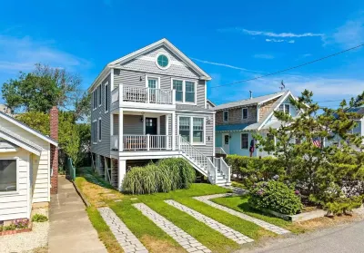 Bright and Airy Beach House-close to beach and inlet for paddleboard/kayaking Hotel in zona Fisherman's Cove Conservation Area