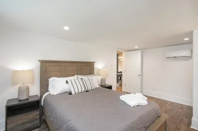 Home for 10 close to BNA & DOWNTOWN Nashville KING bed FENCED Patio BAR & Yard Hotels near Kroger