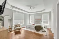 Coastal Chic Retreat - Minutes to Downtown Charleston and Beautiful Beaches 鄰近Aviation Square Shopping Center的酒店