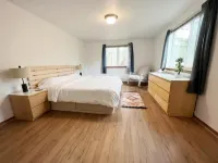 Olympic Base Camp: Pet friendly & spacious 4 bedroom home w/ hot tub