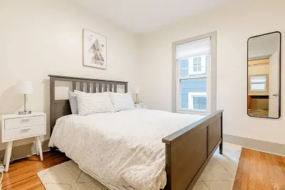 Gates Circle 2 Bedroom Sanctuary Hotels near Friday Mosque (Masjid Juma)