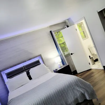 Cozy 2-bedroom & 1.5 Baths  apartment in enchanting Baltimore with WiFi, AC 홈랜드 센터 주변 호텔