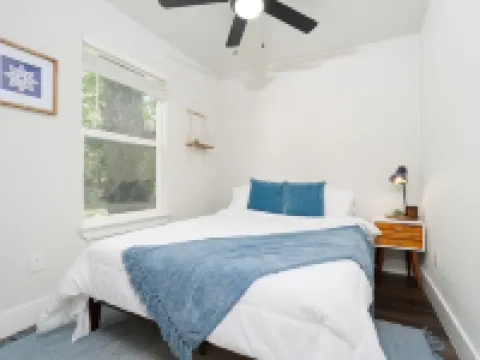 New Lovely Lockhart Home with a Lawn Hotels in Lockhart