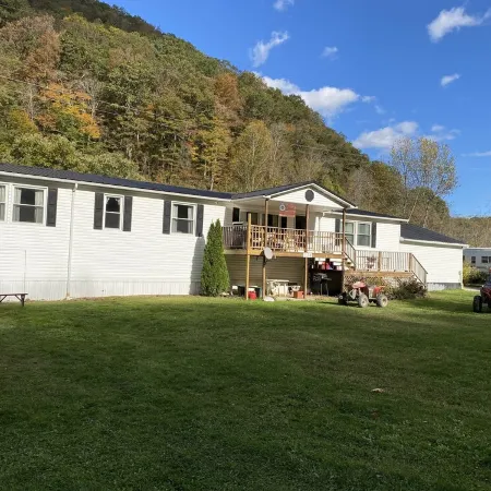 Trail Side Inn 4 bed 2 bath with trail access to 4 Hatfield-McCOY trails system