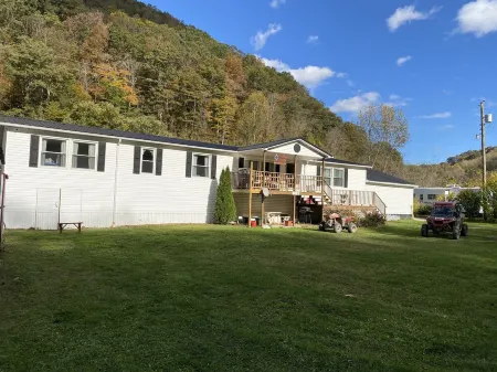 Trail Side Inn 4 bed 2 bath with trail access to 4 Hatfield-McCOY trails system