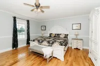 Red River Ranch Retreat- HOT TUB, Views, Pond- Near RRG