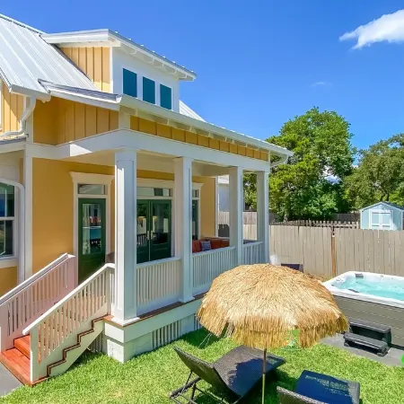 Gorgeous new beach cottage in fantastic location!