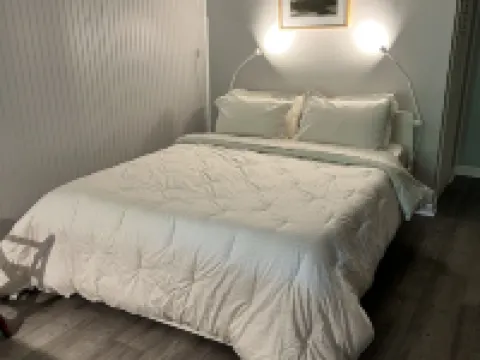 Mid-Century DJ’s Dream Hotels in Hyde Park