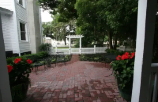 Carriage House under Live Oaks In Historic Downtown Beaufort with Patio Garden