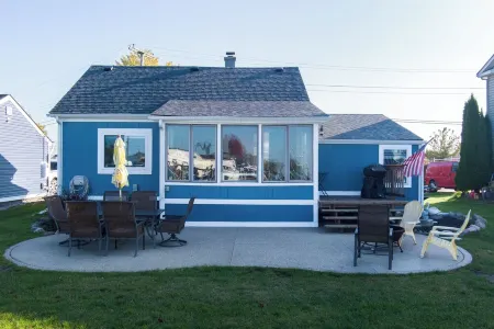 Charming cottage right on the canals of Lake St. Clair!