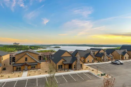 BEST LAKE VIEWS & Location. Pools, Hot Tub, Game Room!  Insta-Worthy! Sleeps 10