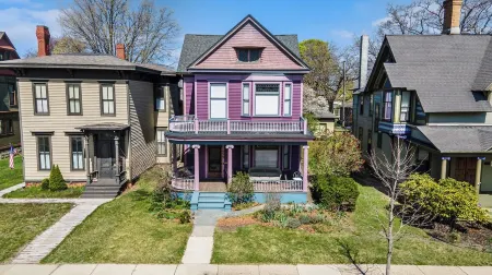 Victorian in downtown historic district. Large porches. Near lakes and trails. Отели рядом с достопримечательностью «Беюкма Плейфилд»