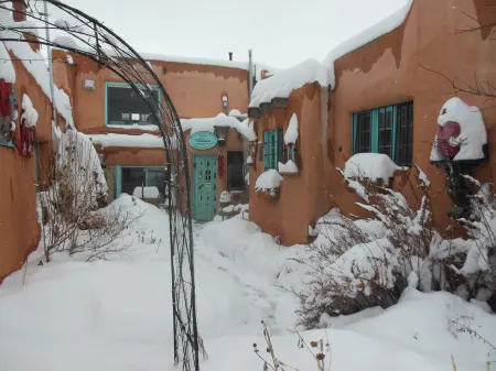 CASA FLORA Quiet & Cozy Downtown Plaza Apartment Отели в г. Таос