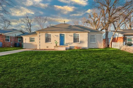 SOONER SUITE - 5 Min From OU - Media Room & Fire Pit - 7 Guests Отели рядом с достопримечательностью «STASH»