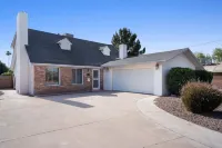 Desert Paradise w/ 2 masters, pool, & golf