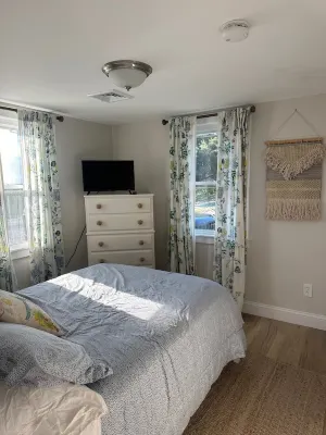 Walk to beach, great yard, central air, sleeps 6 + loft Hotels near Cuffy's