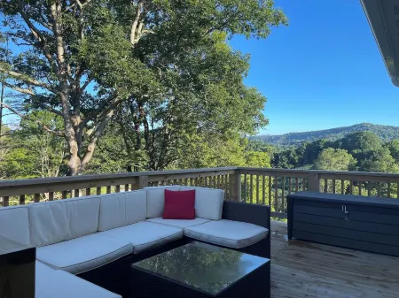 Beautiful mountain cottage - 2br 2ba - close to everything!!