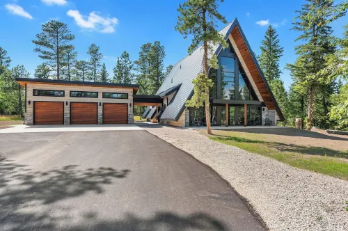 A-Frame of Mind in tranquil Lead with AC, WiFi, hot tub and outdoor pool access