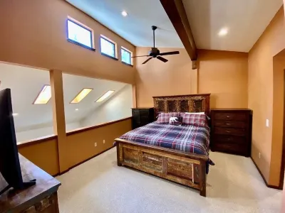 Beautiful Cathedral Ceiling Townhome next to the Golf Course!!!