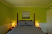 Work away ready, dog friendly. Downtown Tillamook - Modern Vintage Hotels in Tillamook