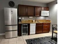 Quaint condo. Walking distance to El Paseo stores & restaurants