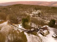 NEW Mid Century Expansive Hillside 4-bed nature retreat on 100+ acres - Wifi