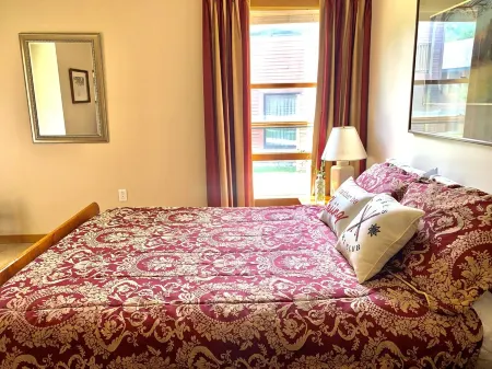 ⛷ 1BR Ski-Home Condo. Pool/Hot Tub/Sauna. Short walk 2 lifts, golf, hikes.