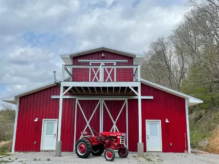 100 Aker Wood Barndominium Loft!! Two bedroom. All Amenities Provided!