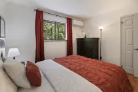 Inn Kognito 5  Vacation house hot tub, sauna, walking trails, game room fire pit