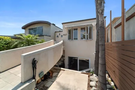 Stunning ocean view home off Gaviota Dr in Laguna just a stones throw from beach Отели в г. Лагуна-Бич