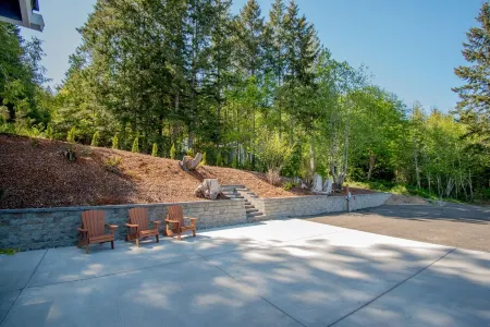 Luxury Home Retreat-Sweeping Views + Large Hot Tub