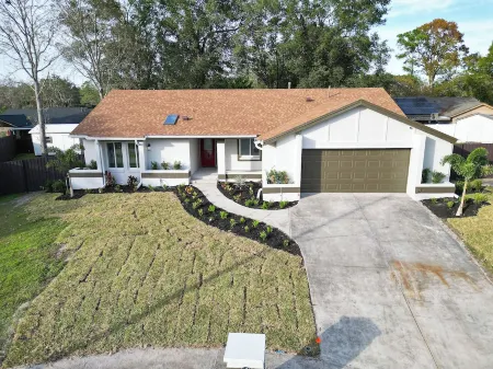 Moxy Luxe - Charming 4-bedroom house with AC and WiFi in delightful Casselberry