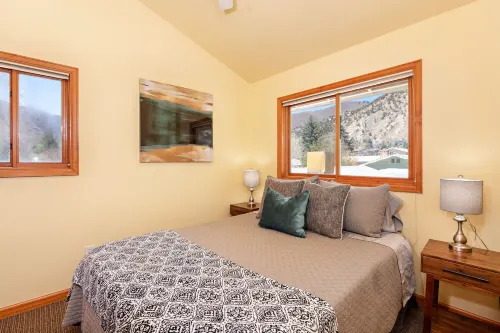 Comfortable Mountain Home Near Downtown Glenwood & 15 mi. to Skiing!