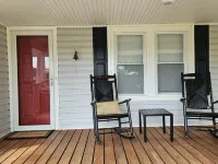 Charming 2-bedroom farmhouse with an awesome view minutes from Hanging Rock