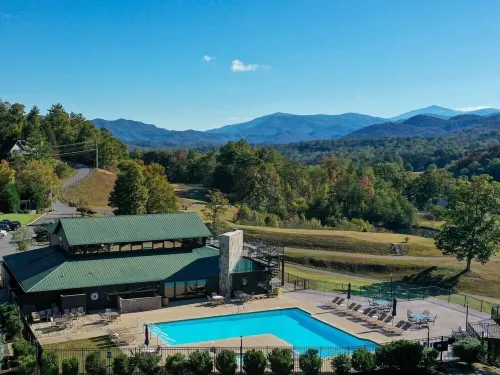 A Luxury Cabin with panoramic mountain views and 3 King Ensuites and Hot Tub!