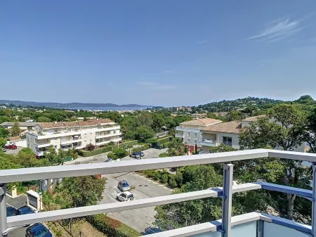Vue Panoramique Pour Appartement Dernier Étage, Proche des Plages/ Centre Ville