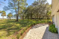 Live Oak Cottage - Riverfront Getaway with Dock Access
