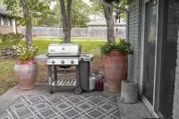 Family friendly w/ huge yard 15 min from ATT stadium Stockyards, airport