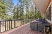 4-bedroom Private Lake House in charming Nine Mile Falls