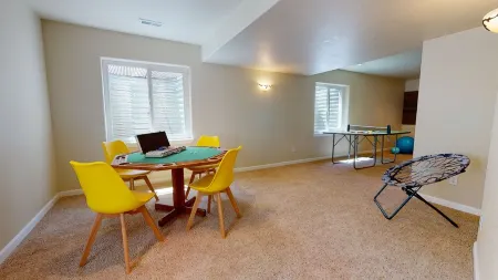 Family-Friendly Home with Hot Tub & Close to USAFA Отели рядом с достопримечательностью «Парк Уотерфронт»