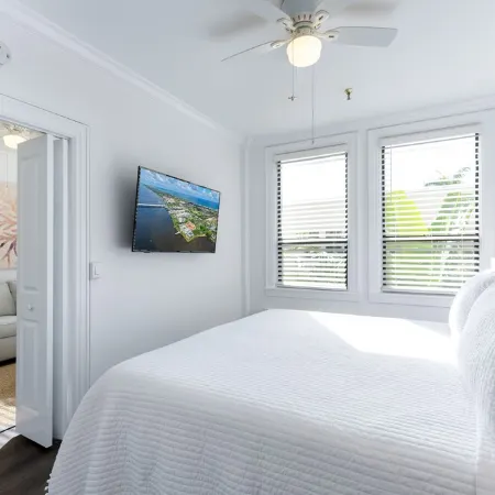 Island Newly Renovated 1 BR- King Bed