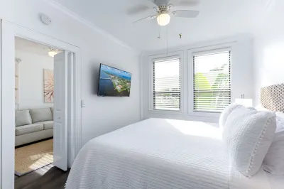 Island Newly Renovated 1 BR- King Bed Hotels near Via Flagler by The Breakers