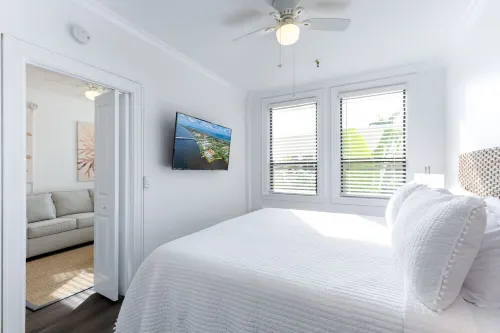 Island Newly Renovated 1 BR- King Bed
