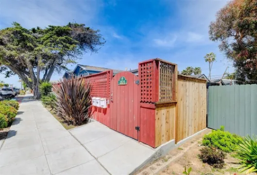 Waypoint Cottage, one block from the beach!