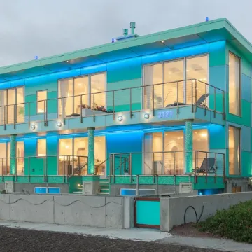 Luxury Beachfront Penthouse near SF (3)