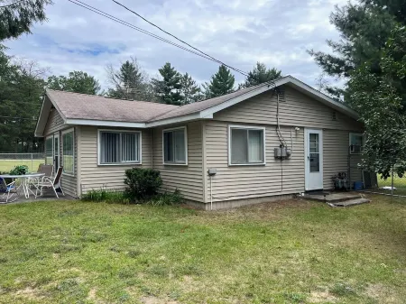 Charming 1-bedroom 1/2 house in soothing St Helen Hideaway with WiFi