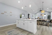 Beach Oasis 5-bedroom Single-Level Family Home within walking distance to Beach - مطابخ